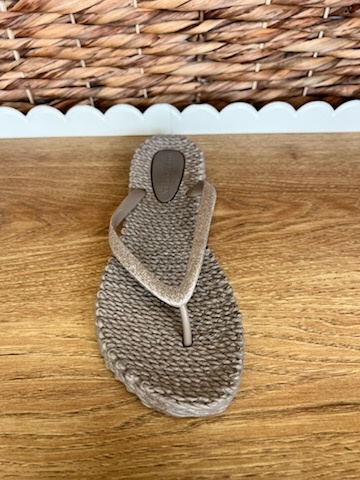 CHEERFUL FLIP-FLOPS
