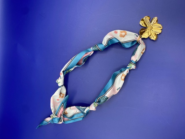 SCARF CHARM NECKLACE LIGHT BLUE/PINK