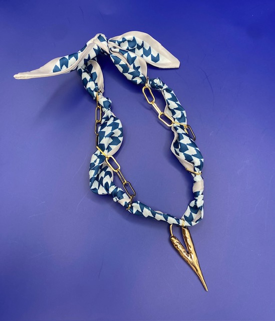 SCARF CHARM NECKLACE WITH CHAIN BLUE/WHITE